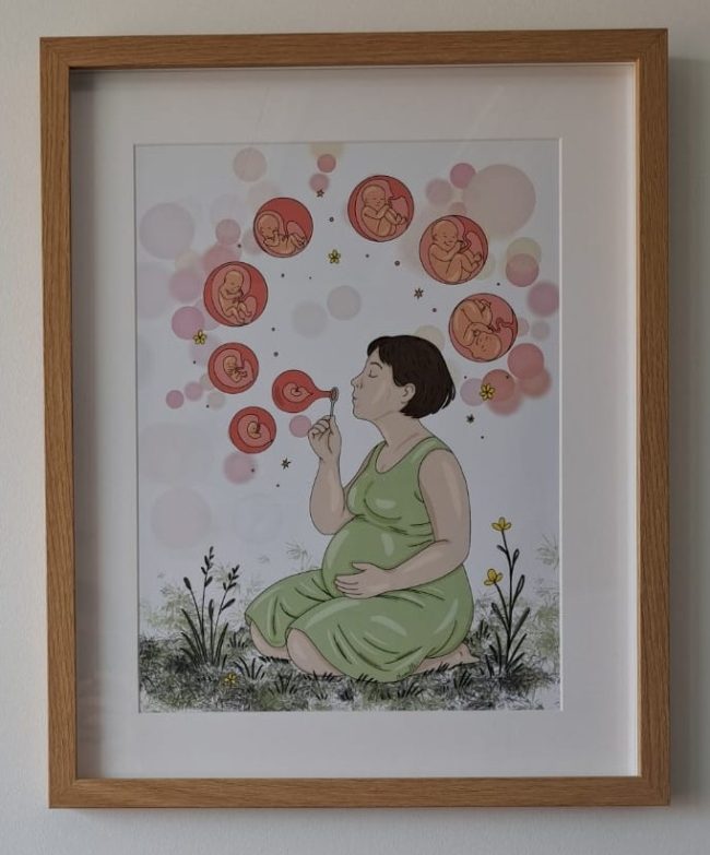 Poster « Souffle de la vie » encadré : une femme enceinte souffle des bulles où grandit un bébé